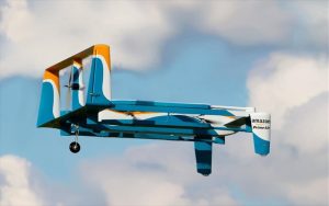 Πρώτη παράδοση δέματος με drone από την Amazon