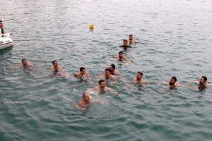 Σταυρό.. απο 13 κολυμβητές στο Ηράκλειο