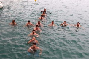 Σταυρό.. απο 13 κολυμβητές στο Ηράκλειο