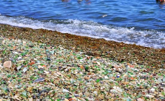 Η φύση μετέτρεψε χωματερή μπουκαλιών σε “γυάλινη παραλία”