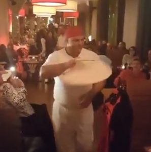 Αυτό σημαίνει ξέρω να ανοίγω φύλλο ζύμης! Δείτε το..